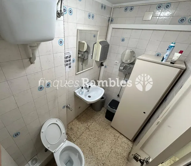 LOCAL COMERCIAL A L'AVINGUDA BARCELONA — 12