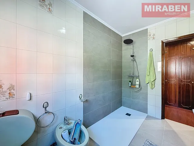 CASA EN VENTA EN RIANXO CON PATIO Y HORREO — 7