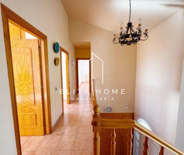 Una villa para disfrutar en familia en exclusiva urbanización y con el mediterráneo como horizonte — 32