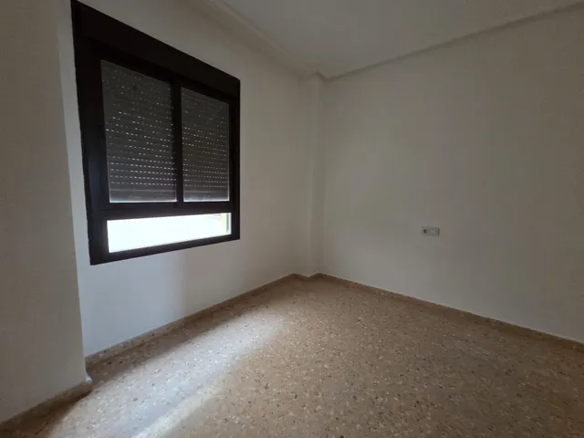 Amplia vivienda de 3 dormitorios con ascensor en Elche — 16