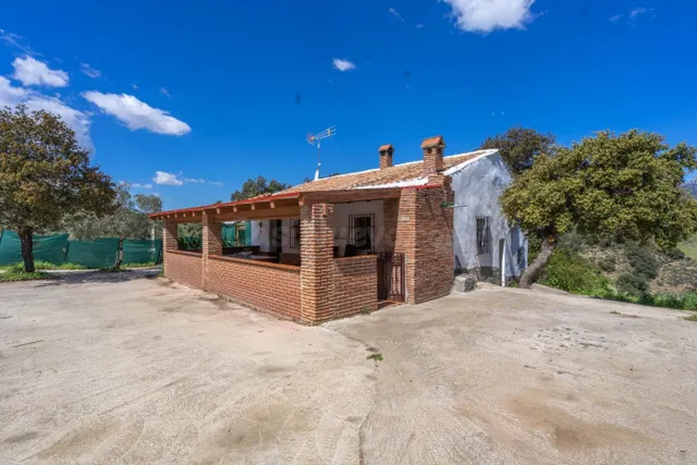 CASA RÚSTICA EN LOS MONTES DE MÁLAGA CON 150000 M2 DE TERREN