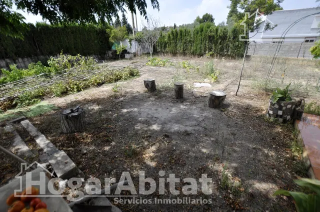 Maravilloso chalet con piscina, garaje, barbacoa y un impresionante jardín — 45