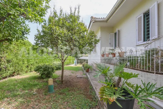 Exclusiva villa de lujo en Simón Verde: 1.150 m2 de parcela privada, gran piscina y bodega, a un paso de Sevilla. — 3