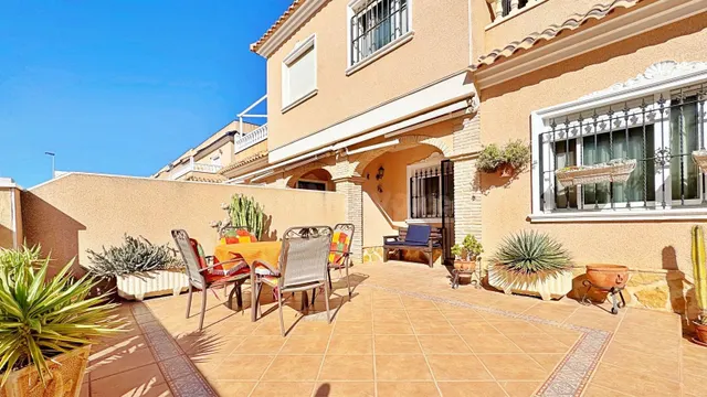 ADOSADO DE 3 DORMITORIO Y 2 BAÑOS EN ORIHUELA COSTA (ZONA LO