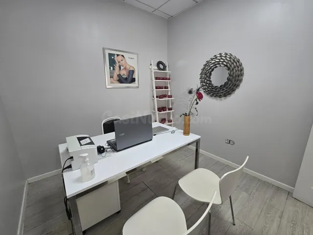 Estupendo local comercial junto a Corte Ingles — 2