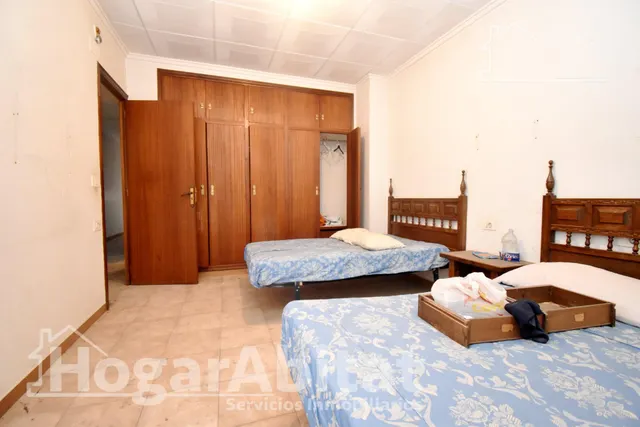 ESPACIOSA CASA CON LOCAL COMERCIAL, DOS TERRAZAS Y BALCÓN — 16