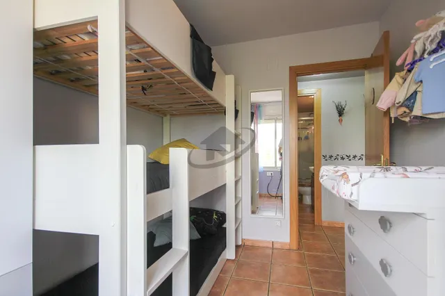 VIVIENDA EN FINCA SEMINUEVA CON PISCINA. AMPLIO BALCÓN Y VISTAS DESPEJADAS. — 24