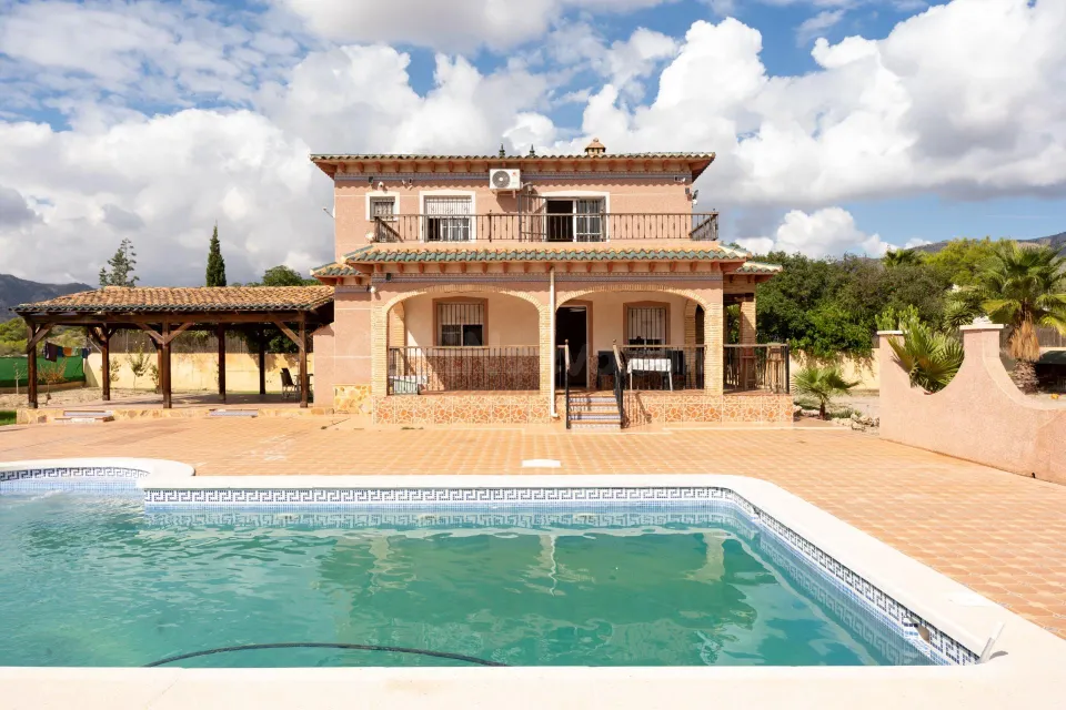 Espectacular chalet con piscina y gran jardín en Albatera