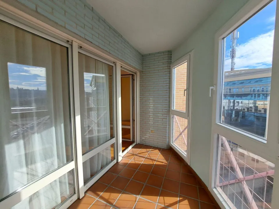Avd. europa. Dúplex SIN AMUEBLAR con 6 dormitorios y 3 baños. Solo amueblada la cocina y los baños. Piscina comunitaria.