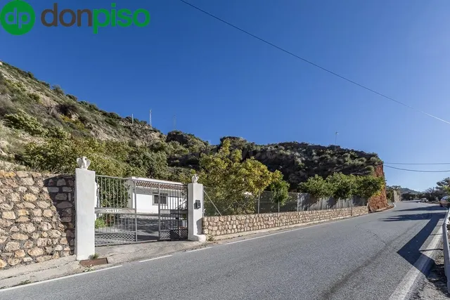 Encantadora Casa de una Planta con Amplio Terreno y Piscina 