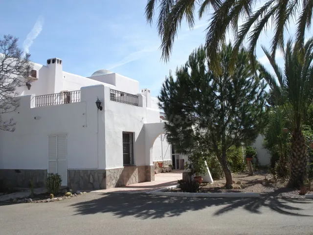 Casa con terreno, cuatro dormitorios, finca, cortijo y resta