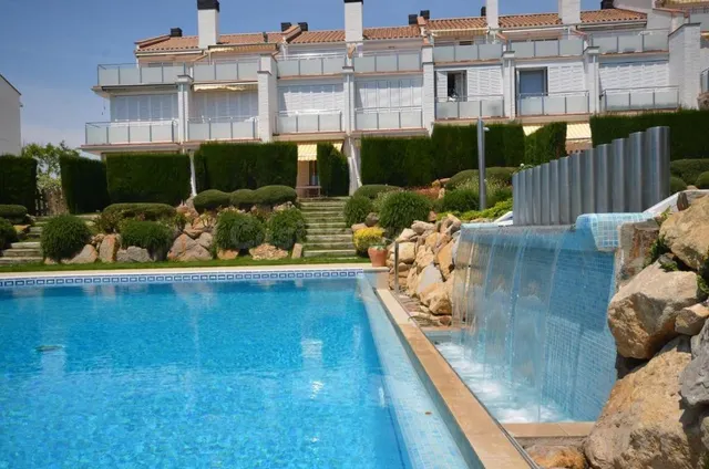 EXCLUSIVA CASA PAREADA EN S’AGARÓ CON JARDÍN PRIVADO, 2 PISC