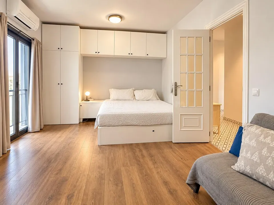 PISO AMUEBLADO DE 2 DORMITORIOS Y 2 BAÑOS CON PATIO PRIVADO EN NATZARET