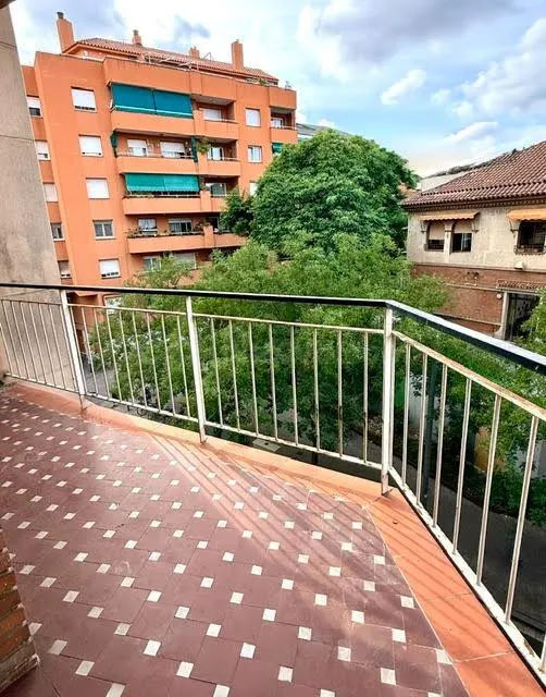 Luminoso piso totalmente exterior de 3 habitaciones con ascensor — 2