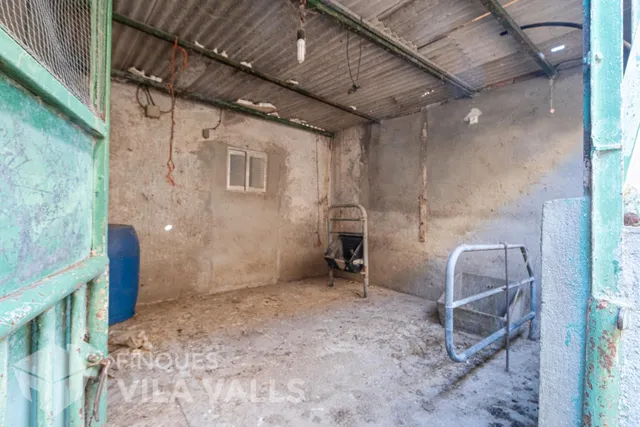 Granja con posibilidad de 2 vivendas.y 1 Ha de terreno — 46