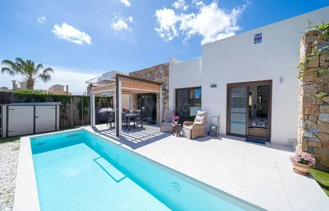 Se vende una villa moderna en la zona de Lomas de Cabo Roig 