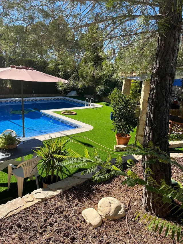EXCLUSIVA VILLA INDEPENDIENTE CON PARCELA DE 1.340 m2 Y PISC