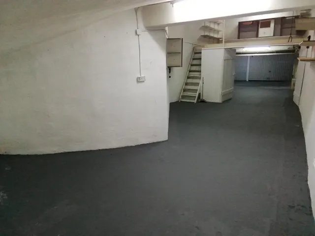 Plaza de garaje cerrado con altillo — 7