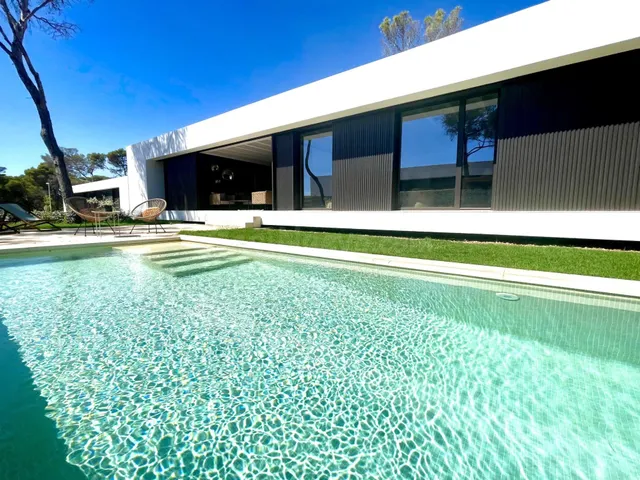 LLAR DE MAR · ALQUILER DE TEMPORADA POR MESES · UNA RESIDENC