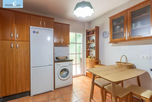 Chalet pareado con piscina, jardín y bonitas vistas a Granada en La Zubia — 20