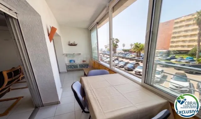 Estudio con piscina y vista lateral al mar — Santa Margarida