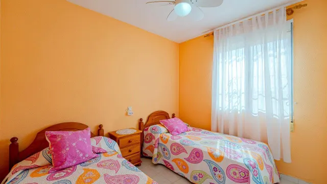 Bungalow en planta baja de 3 dormitorios con jardín y piscina comunitaria en Torrevieja — 10