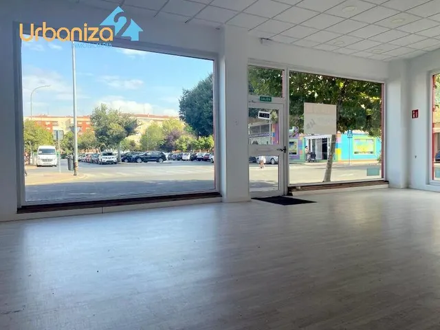 LOCAL BIEN ACONDICINADO  CON GRANDES ESCAPARATES DE ESQUINA — 2