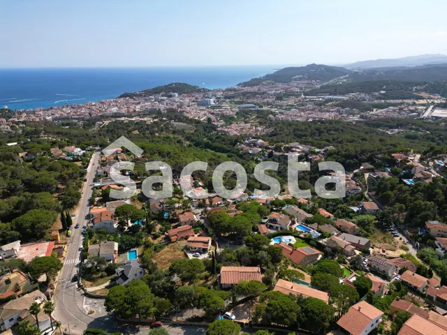 Esquinero solar con panoramicai vistas al mar en Lloret de M