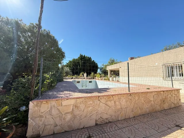 Encantador Chalet en Crevillente con Amplio Terreno y Piscina Propia — 3