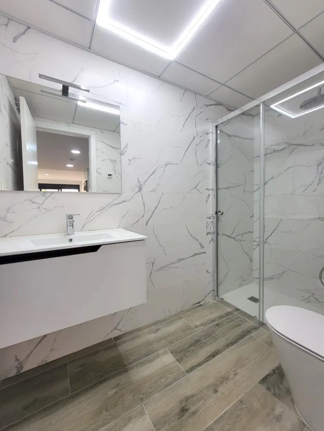 Moderno apartamento muy espacioso, en esquina, 3 dormitorios, 3 baños, parking, piscina, a 5 minutos a pie de la Playa del Cura — 32