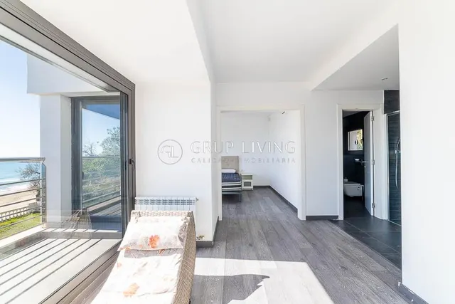 CASA EN PRIMERA LINEA DE MAR — 18