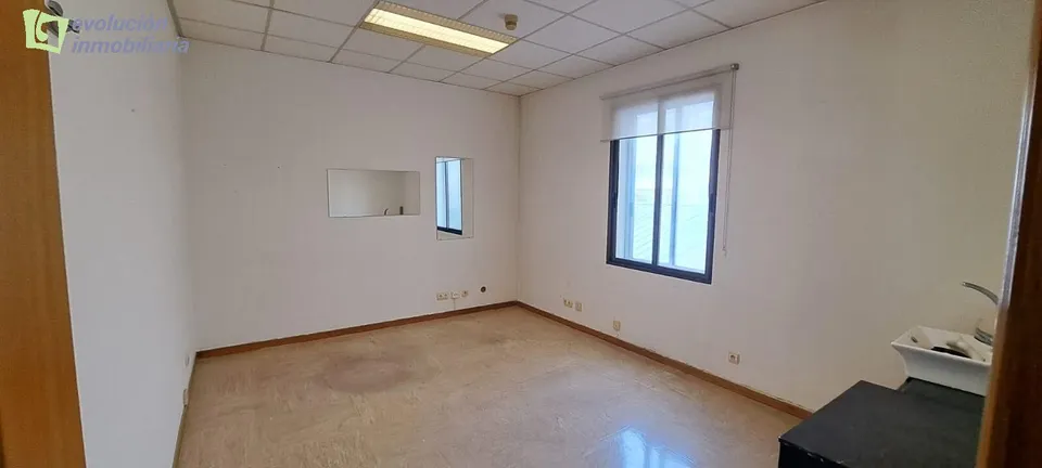 Oficina en alquiler en zona céntrica de negocios de Burgos.