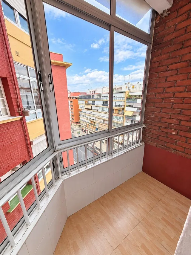 Amplia vivienda exterior en sexta planta junto a Virgen de L - foto 3