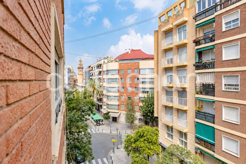 Piso con gran potencial de reforma en ruzafa – 4 habitaciones y 2 balcones