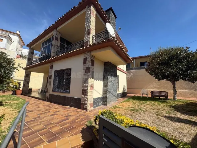 El refugio perfecto: Chalet independiente de 4 habitaciones con jardín en Premià de Dalt. — 4