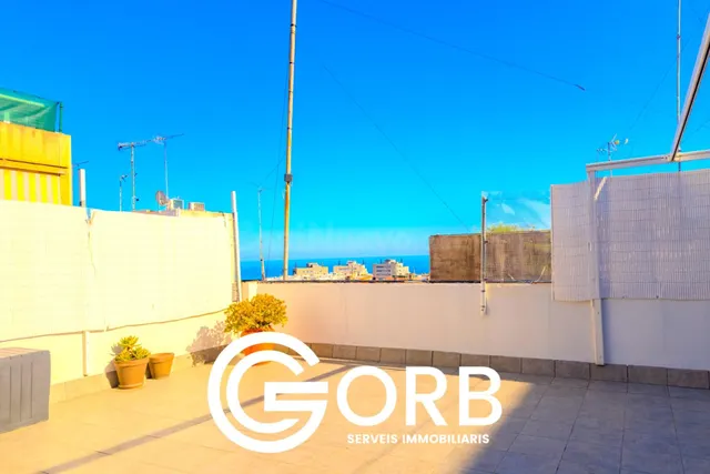 ¡PRIMER Y ÚLTIMO PISO CON TERRAZA Y DERECHO DE VUELO!