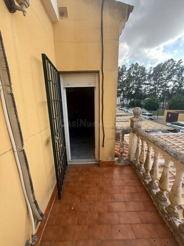 CASA ADOSADA CON TERRAZA DELANTERA, PATIO Y 4 DORMITORIOS - foto 3