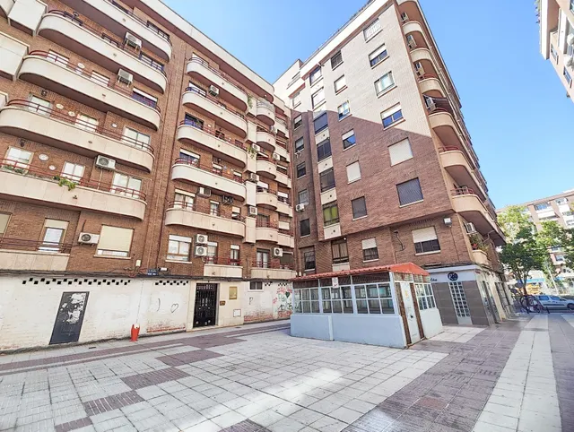 Piso Zona Plaza Mariana Pineda. — 4