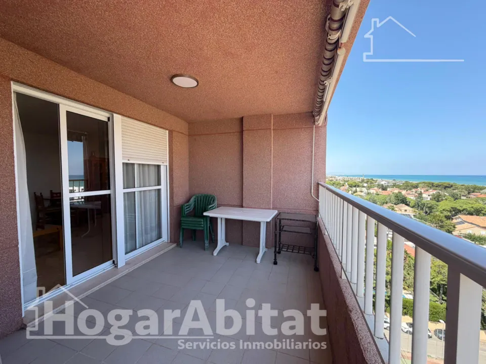 ¡CON TERRAZA Y PISCINA EN RESIDENCIAL CON VISTAS AL MAR!