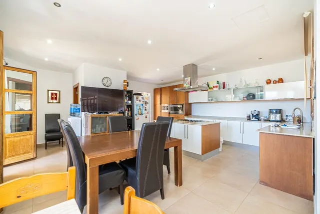 Chalet unifamiliar de 5 dormitorios y 5 baños, con piscina, garaje, ascensor y apartamento de invitados en Peguera (Calvià) — 16