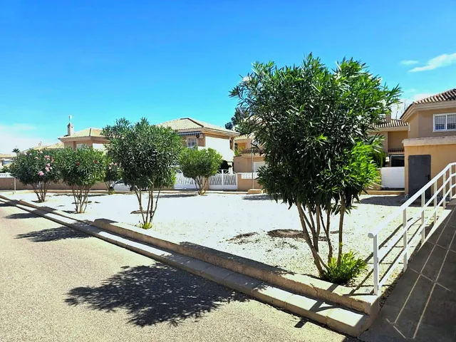Amplia villa (aprox. 98 m2 + terrazas y garaje) con 3 dormitorios, 2 baños y gran piscina comunitaria. Cerca de colegios y comercios, y a solo 1,5 km de las playas de Punta Prima. — 49
