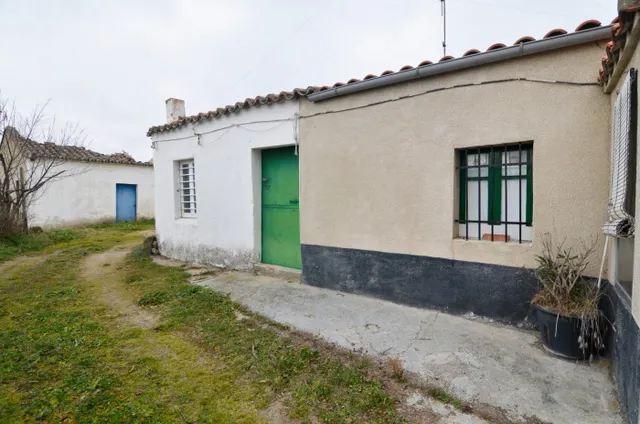Urbis te ofrece una parcela con vivienda zona Puente Ladrillo de Salamanca. — 2