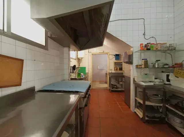 OPORTUNIDAD · LOCAL DE HOSTELERÍA LUMINOSO Y CON SALIDA DE GASES EN VIGO — 15