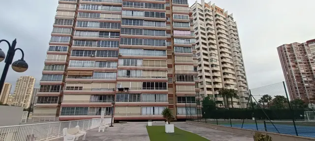 OPORTUNIDAD EN BENIDORM! PISO DENTRO DE URBANIZACIÓN Y CON E - foto 3
