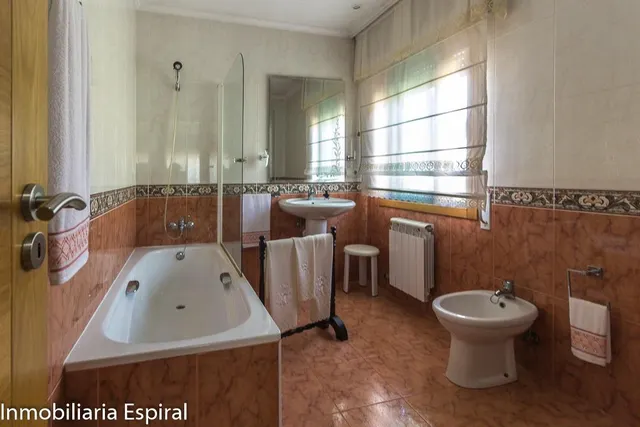 ¡Impresionante Chalet Familiar en Mogor, Marín! — 11