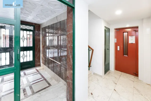 Venta de piso de 4 dormitorios y 2 baños en Granada (Zona Centro) — 2