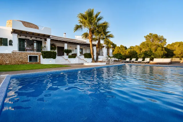 Exclusiva villa de lujo con torreón de inspiración ibicenca 