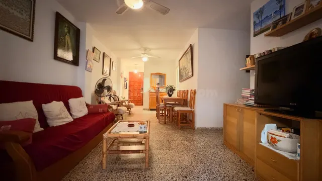 Piso de 3 dormitorios y 2 baños para reformar a 150 m de la  - foto 3