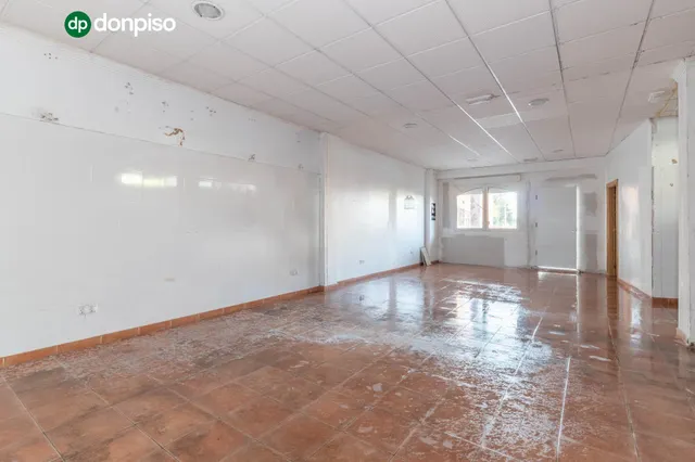 Amplio Local Comercial en Monachil - Oportunidad Única — 24