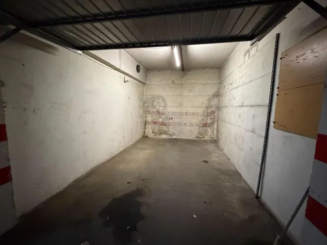 Plaza de garaje cerrada en el centro de La Zubia — 17